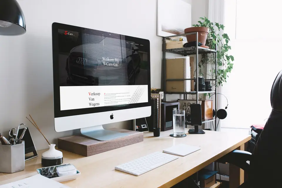 De website van S-Cars Co op een iMac